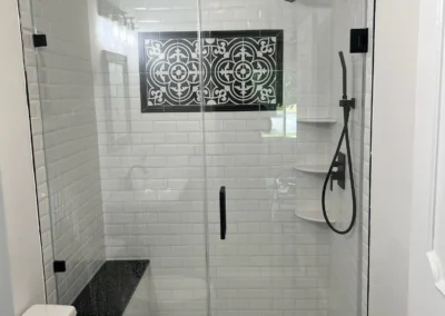 A spa-like bathroom featuring a skylight and pebble stone flooring.