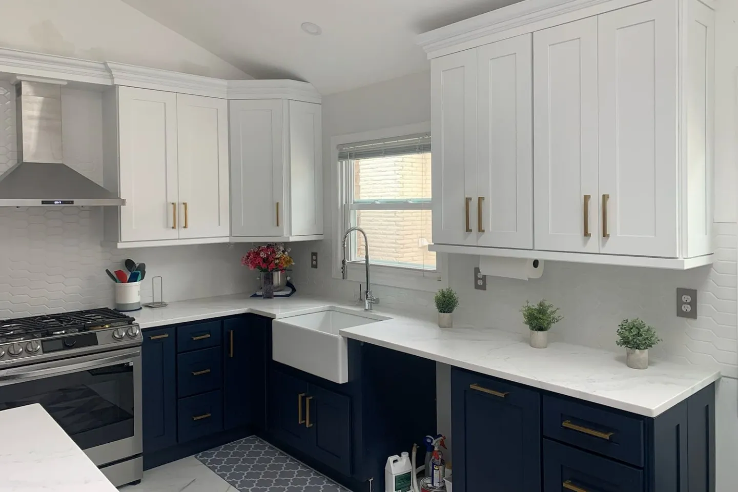 Island Kitchen Design A modern kitchen with a spacious island and bar stools.